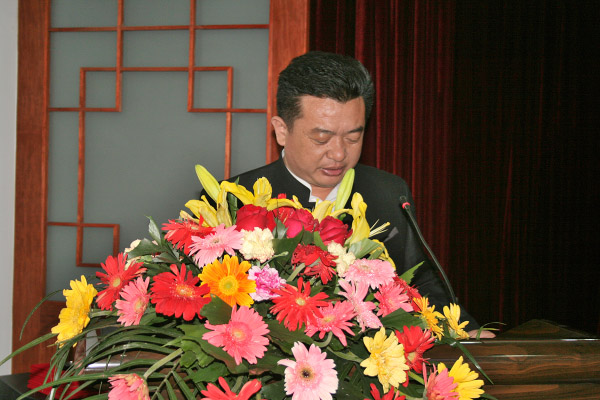 李成泉校长主持并致辞