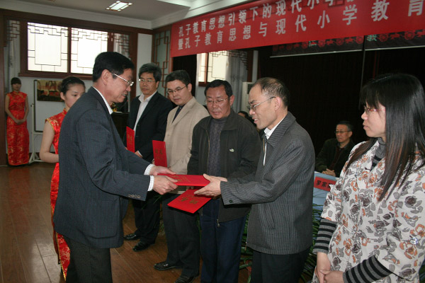 罗家英院长为研究所聘请的指导专家颁发聘书